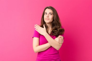 Genç ve güzel bir kadın, kafası karışık ve cahil hissediyor. Şüpheli bir açıklamayı ya da pembe duvara karşı düşüncelerini merak ediyor.