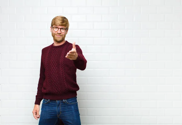 Jonge Blonde Man Glimlachend Zoek Gelukkig Zelfverzekerd Vriendelijk Het Aanbieden — Stockfoto