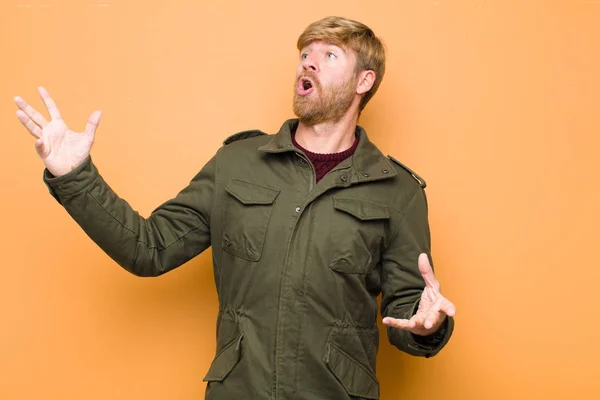 Junger Blonder Mann Der Einem Konzert Oder Einer Show Oper — Stockfoto