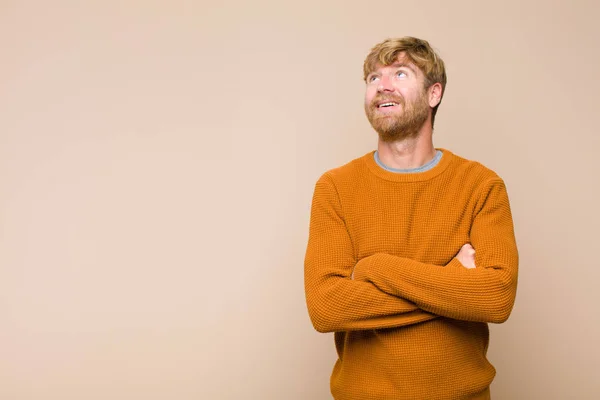 Giovane Uomo Biondo Sentirsi Felice Orgoglioso Fiducioso Chiedendo Pensando Guardando — Foto Stock