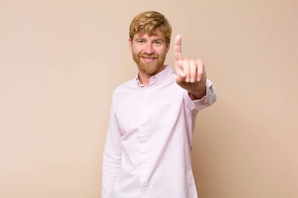 Junger Blonder Mann Lächelt Und Sieht Freundlich Aus Zeigt Die — Stockfoto