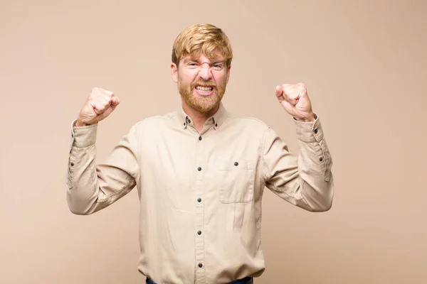 Junger Blonder Mann Der Sich Glücklich Positiv Und Erfolgreich Fühlt — Stockfoto