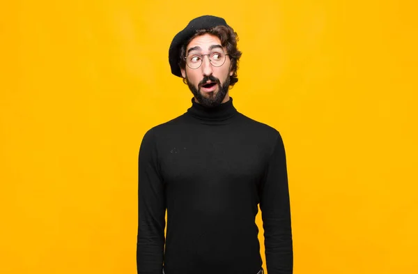 Joven Artista Francés Siente Sorprendido Feliz Sorprendido Sorprendido Mirando Lado — Foto de Stock