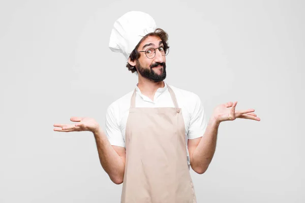 Joven Chef Loco Sintiéndose Perplejo Confundido Dudando Ponderando Eligiendo Diferentes — Foto de Stock