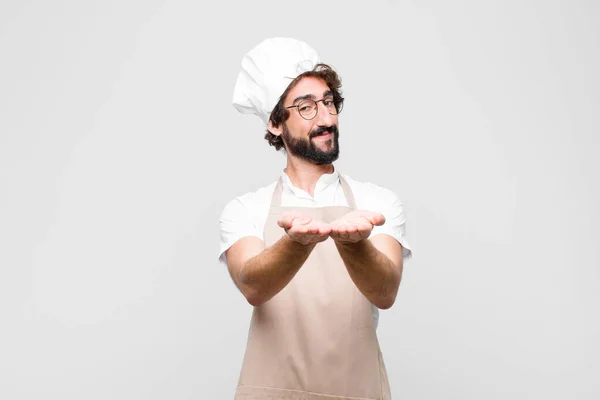 Joven Chef Loco Sonriendo Felizmente Con Mirada Amistosa Segura Positiva — Foto de Stock