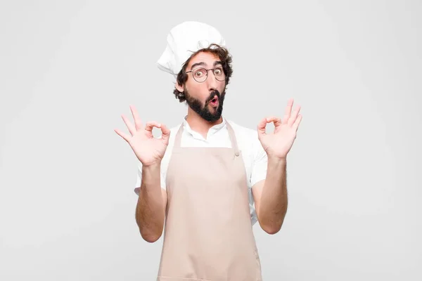 Joven Cocinero Loco Siente Sorprendido Sorprendido Sorprendido Mostrando Aprobación Haciendo — Foto de Stock