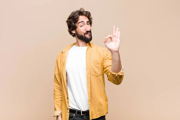 Jovem Louco Legal Homem Sentindo Feliz Relaxado Satisfeito Mostrando Aprovação — Fotografia de Stock