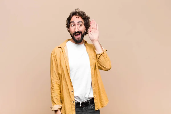 Jonge Gekke Coole Man Glimlachend Nieuwsgierig Naar Zijkant Proberen Luisteren — Stockfoto