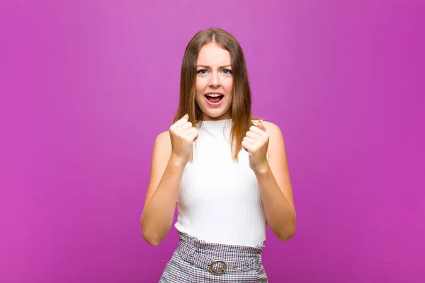 Rood Hoofd Mooi Vrouw Schreeuwen Agressief Met Geïrriteerd Gefrustreerd Boos — Stockfoto