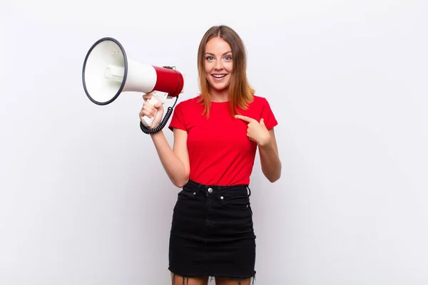 Cabeza Roja Bonita Mujer Sintiéndose Feliz Sorprendida Orgullosa Apuntando Misma —  Fotos de Stock