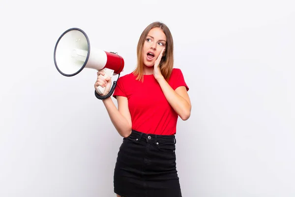 Cabeza Roja Bonita Mujer Sintiéndose Feliz Emocionada Sorprendida Mirando Lado —  Fotos de Stock