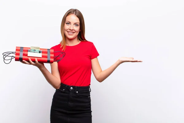 Cabeça Vermelha Mulher Bonita Sorrindo Alegremente Sentindo Feliz Mostrando Conceito — Fotografia de Stock