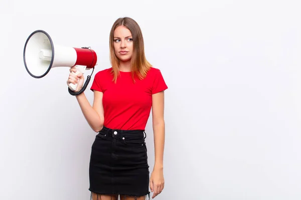 Rode Kop Mooie Vrouw Voelt Zich Verdrietig Boos Boos Kijken — Stockfoto