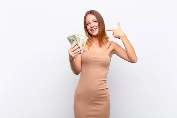 Cabeza Roja Bonita Mujer Sonriendo Con Confianza Apuntando Propia Sonrisa — Foto de Stock