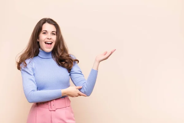 Jovem Mulher Bonita Sorrindo Orgulhoso Confiante Sentindo Feliz Satisfeito Mostrando — Fotografia de Stock