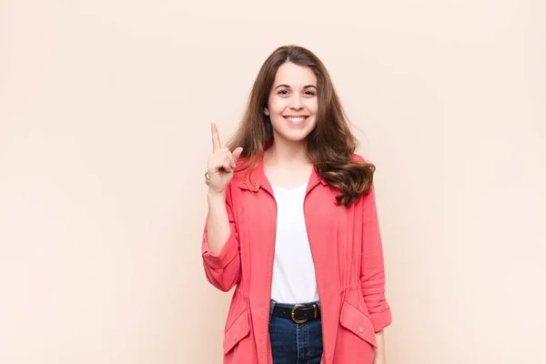 Joven Bonita Mujer Sonriendo Alegre Felizmente Apuntando Hacia Arriba Con — Foto de Stock