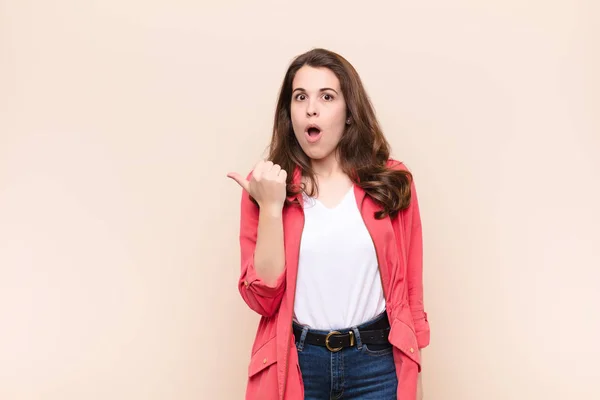 Young Pretty Woman Looking Astonished Disbelief Pointing Object Side Saying — Stock Photo, Image
