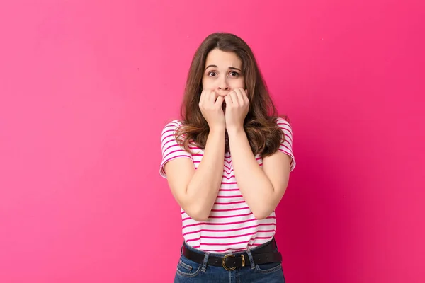 Ung Vacker Kvinna Ser Orolig Orolig Stressad Och Rädd Bita — Stockfoto