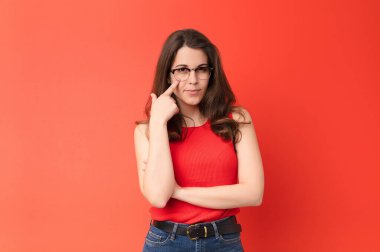 Genç ve güzel bir kadın sana göz kulak oluyor, güvenmiyor, izliyor ve kırmızı duvara karşı tetikte oluyor.