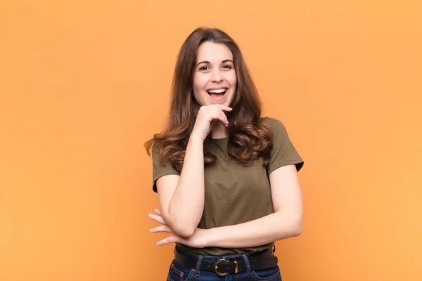 Jovem Bonita Mulher Olhando Feliz Sorrindo Com Mão Queixo Perguntando — Fotografia de Stock