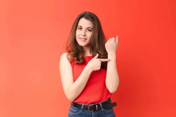 Junge Hübsche Frau Sieht Ungeduldig Und Wütend Aus Zeigt Auf — Stockfoto