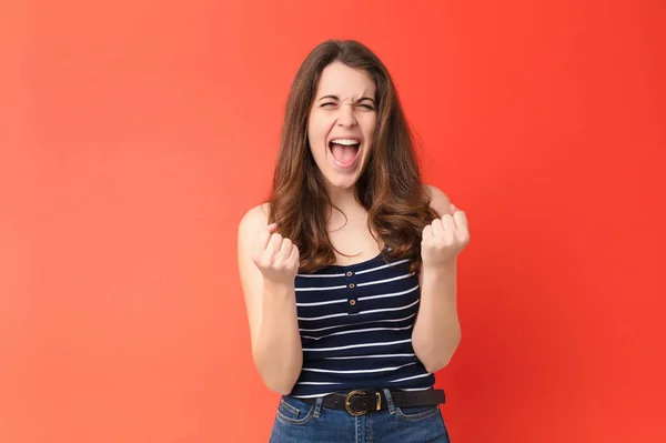 Giovane Bella Donna Gridando Trionfalmente Ridendo Sentendosi Felice Eccitato Mentre — Foto Stock