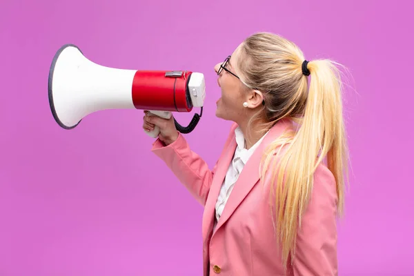 Jong Mooi Blond Vrouw Met Een Megafoon — Stockfoto