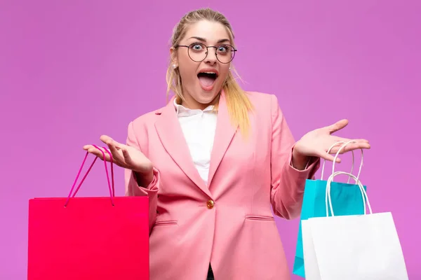 Giovane Bella Donna Bionda Che Tiene Borse Della Spesa — Foto Stock