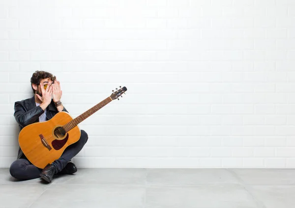 Jeune Homme Jouant Guitare Sur Sol — Photo