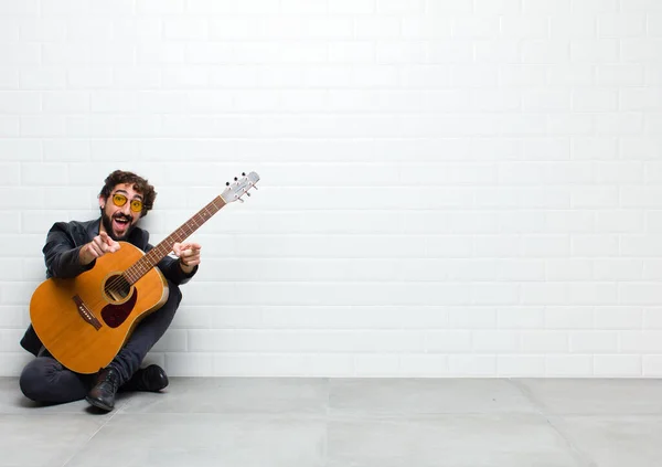 Joven Con Guitarra Sobre Fondo Pared Ladrillo — Foto de Stock