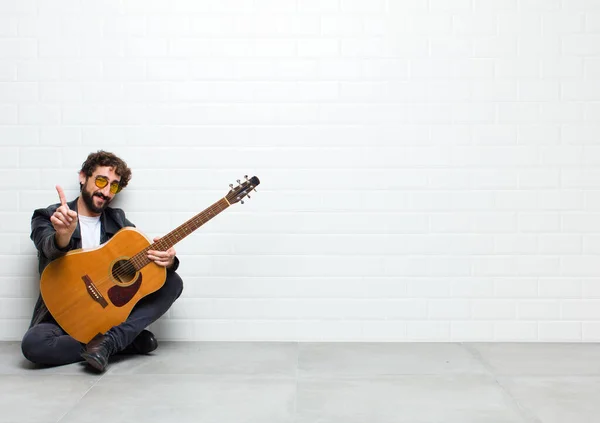 Молодий Чоловік Гітарою Фоні Цегляної Стіни — стокове фото