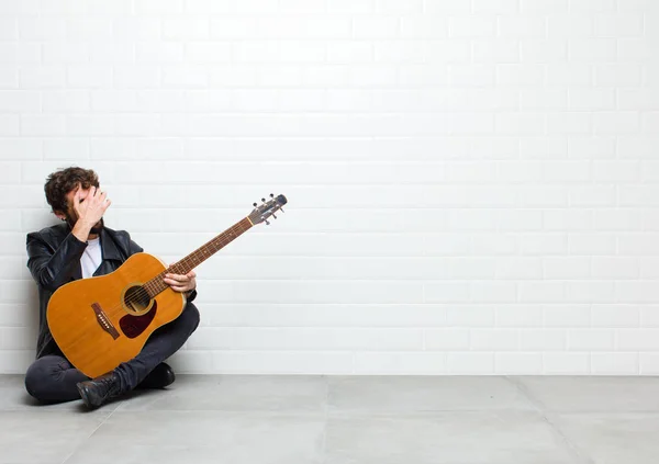 Ung Man Spelar Gitarr Golvet Rummet — Stockfoto
