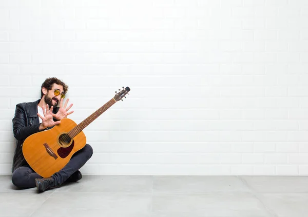 Młody Człowiek Gitarą Akustyczną Podłodze — Zdjęcie stockowe