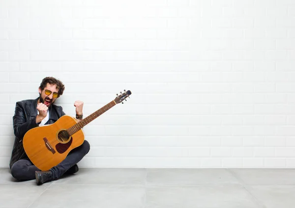 Przystojny Mężczyzna Gitara Podłodze Pokoju — Zdjęcie stockowe