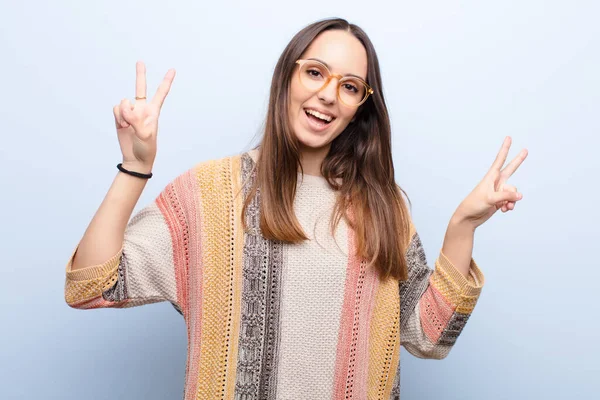 Jonge Mooie Vrouw Glimlachen Kijken Gelukkig Vriendelijk Tevreden Gebaren Overwinning — Stockfoto