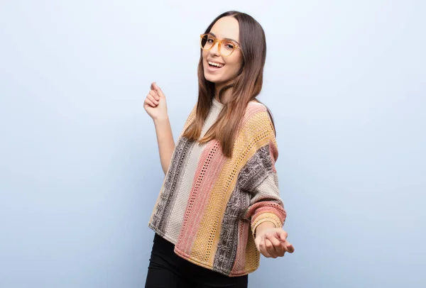 Jovem Mulher Bonita Sorrindo Sentindo Despreocupada Relaxada Feliz Dançando Ouvindo — Fotografia de Stock