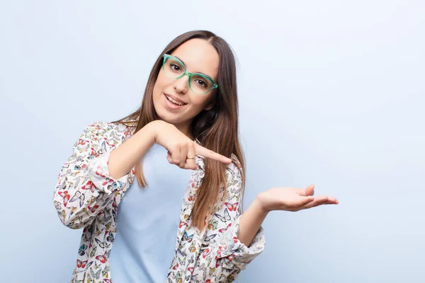 Jonge Mooie Vrouw Glimlachen Vrolijk Wijzen Naar Ruimte Kopiëren Palm — Stockfoto