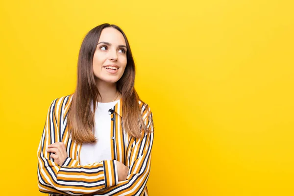 Jovem Mulher Bonita Sentindo Feliz Orgulhoso Esperançoso Perguntando Pensando Olhando — Fotografia de Stock