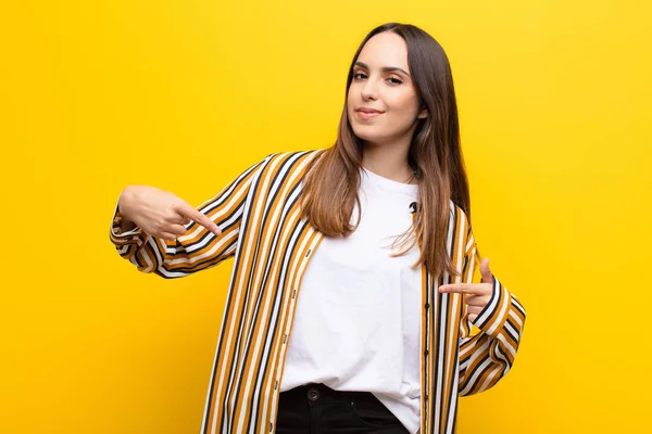 Jovem Bonita Mulher Olhando Orgulhoso Arrogante Feliz Surpreso Satisfeito Apontando — Fotografia de Stock