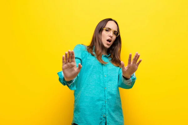 Junge Hübsche Frau Die Sich Verängstigt Fühlt Zurückweicht Und Schrecken — Stockfoto