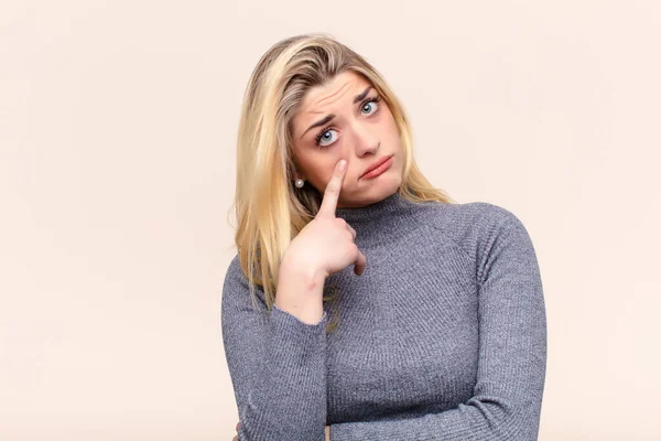 Giovane Bella Donna Bionda Che Tiene Occhio Non Fidandosi Guardando — Foto Stock