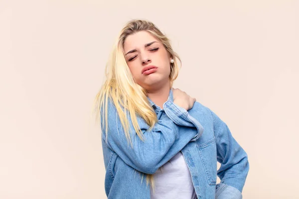 Jeune Jolie Femme Blonde Sentant Fatiguée Stressée Anxieuse Frustrée Déprimée — Photo