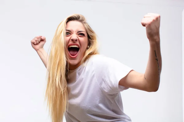 Mladá Hezká Blondýnka Vítězoslavně Křičí Vypadá Jako Nadšený Šťastný Překvapený — Stock fotografie