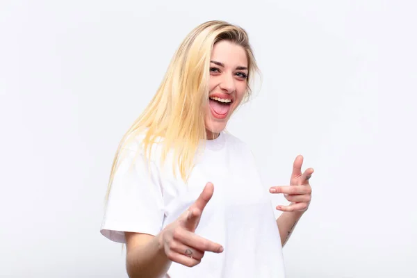 Junge Hübsche Blonde Frau Fühlt Sich Glücklich Cool Zufrieden Entspannt — Stockfoto