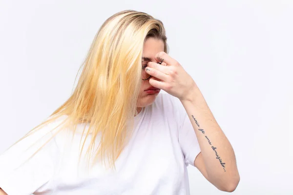 Ung Söt Blond Kvinna Känner Sig Stressad Olycklig Och Frustrerad — Stockfoto