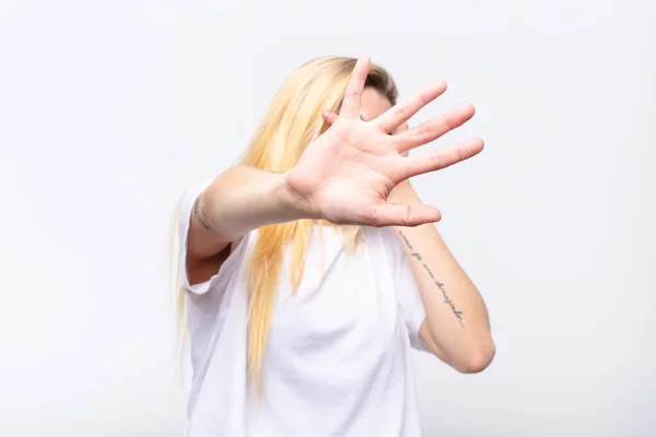 Genç Güzel Sarışın Bir Kadın Yüzünü Eliyle Kapatıyor Kamerayı Durdurmak — Stok fotoğraf