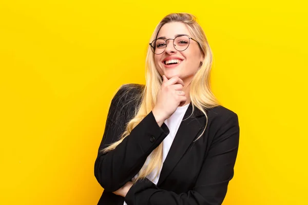 Ung Söt Blond Kvinna Ler Njuter Livet Känner Sig Lycklig — Stockfoto