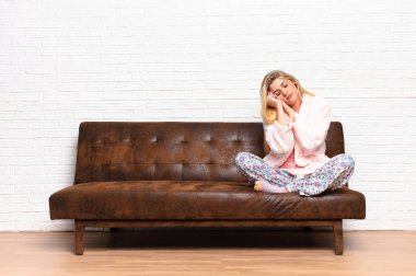 Genç, güzel, sarışın bir kadın aşık ve sevimli görünüyor. Sevimli ve mutlu. Romantik bir şekilde gülümsüyor.