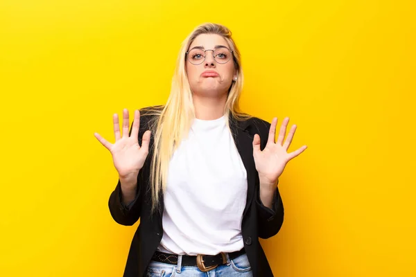 Jong Mooi Blond Vrouw Kijken Nerveus Angstig Bezorgd Gezegde Niet — Stockfoto