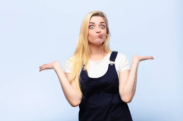 Jovem Mulher Loira Bonita Sentindo Perplexo Confuso Duvidando Ponderando Escolhendo — Fotografia de Stock